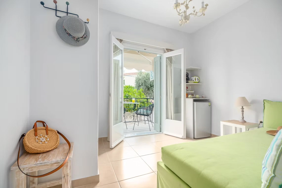 Superior Triple Room with Side Sea View Ib