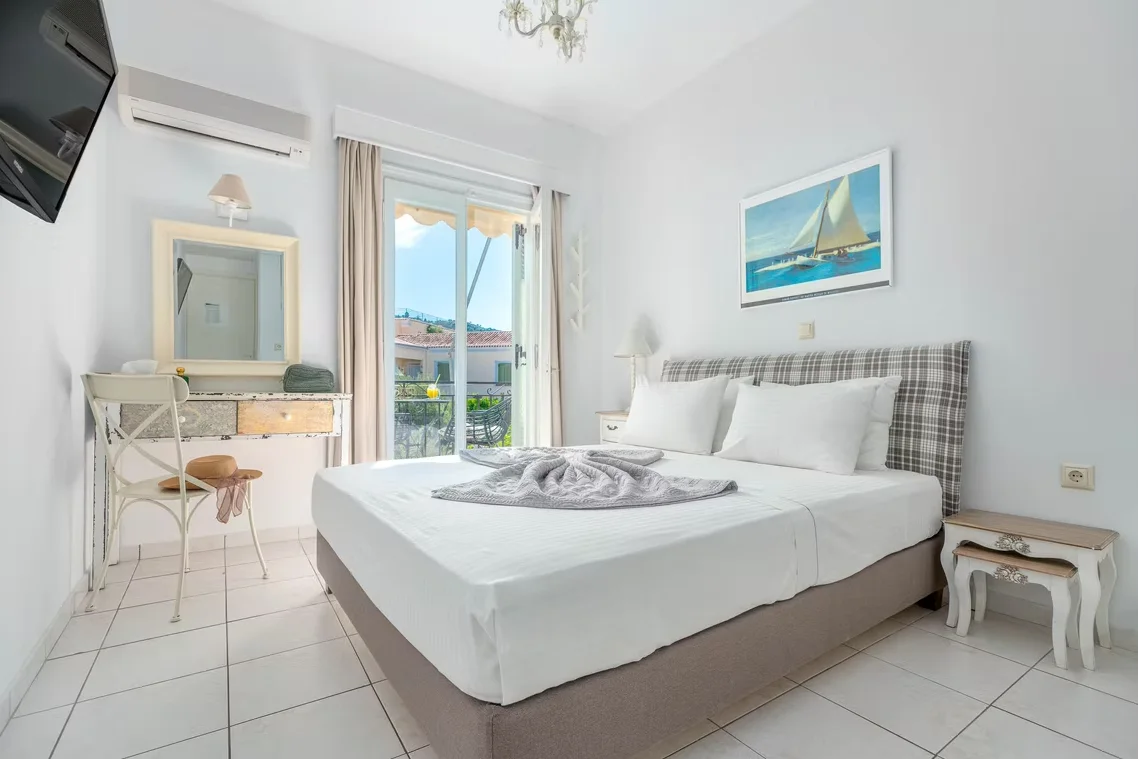 Deluxe Double Room with Side Sea View